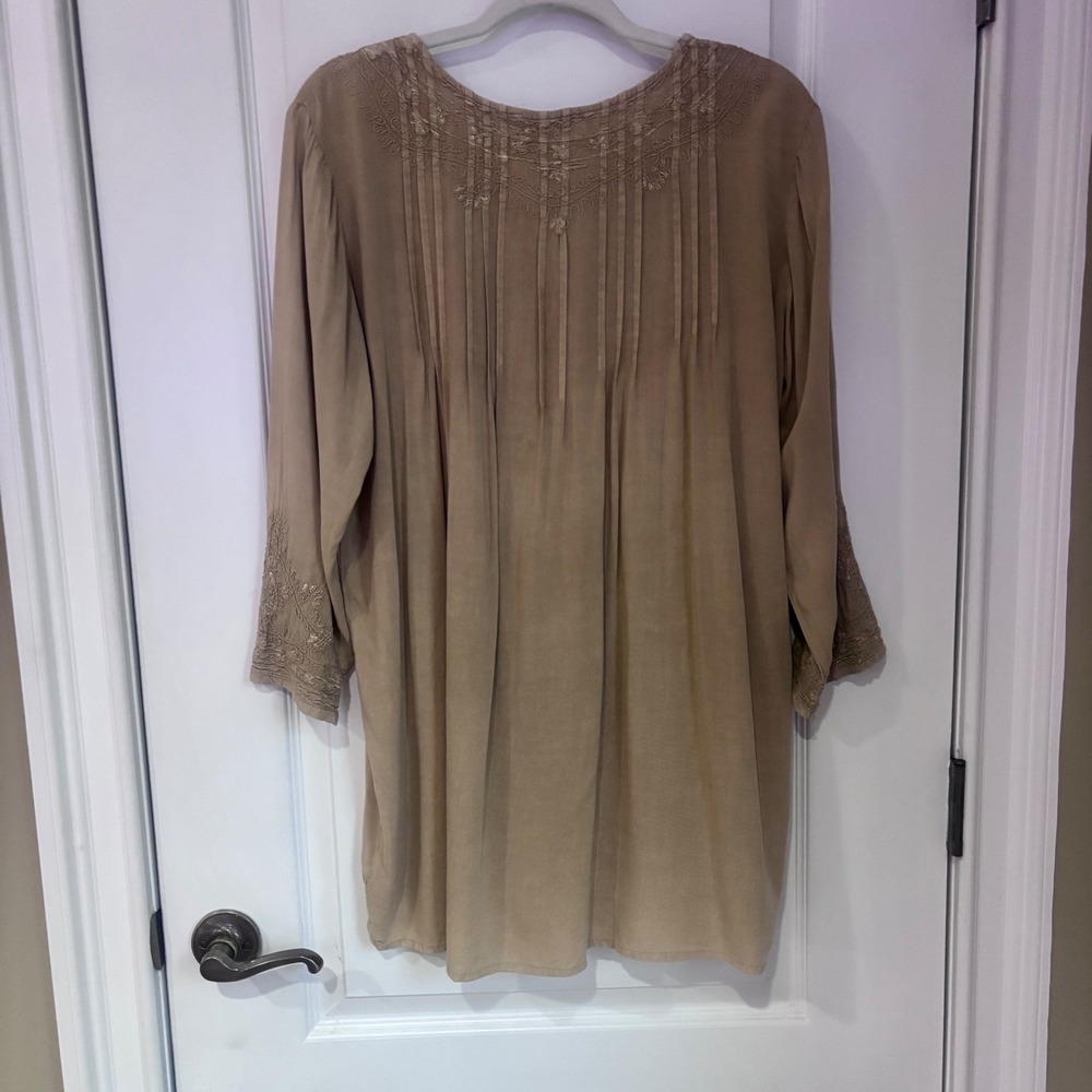 Solitaire Tan Embroidered Rayon Tunic Top Boho Pleated Split Neck Medium - Picture 4 of 7